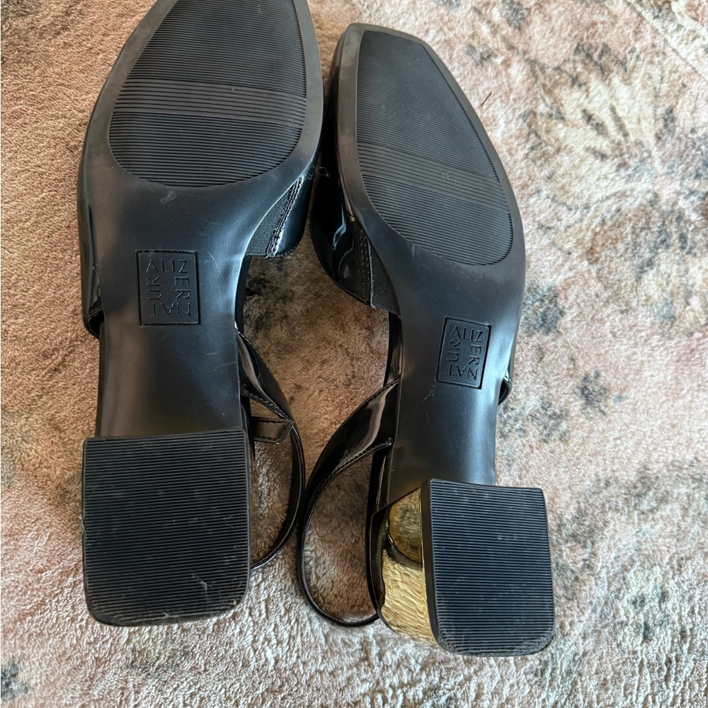 Naturalizer Jayla Black and Gold Women's size 11 Slingbacks - Picture 4 of 5